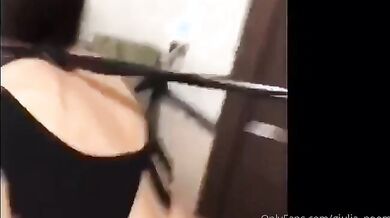 Mo te faccio vedere io ti scopo come una troia