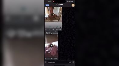 Ditalino tatuata sotto il tavolo