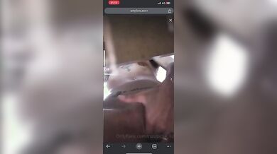 Ditalino tatuata sotto il tavolo