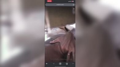 Ditalino tatuata sotto il tavolo