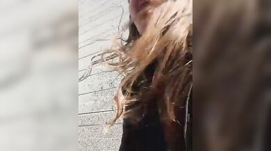 Quasi beccati a scopare per strada