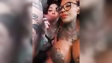 Due troie allucinanti divorano insieme il cazzo