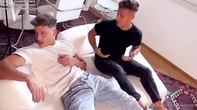 Ricciolina italiana spompina il cazzo a due fratelli