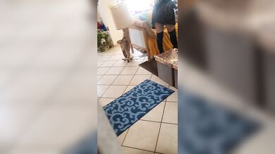 Mia moglie vuole eccitarvi mentre fa le pulizie di casa