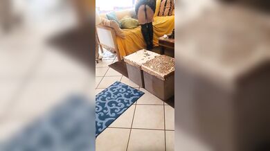 Mia moglie vuole eccitarvi mentre fa le pulizie di casa