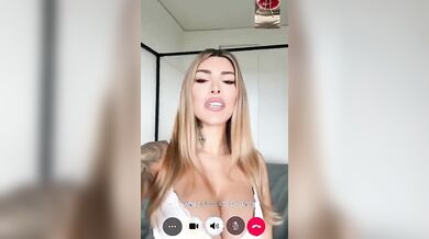 La mamma consola il figlio facendolo segare in bagno OF