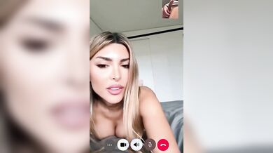 La mamma consola il figlio facendolo segare in bagno OF