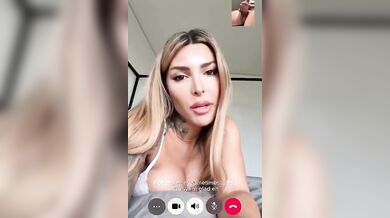 La mamma consola il figlio facendolo segare in bagno OF