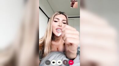 La mamma consola il figlio facendolo segare in bagno OF