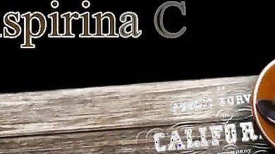 Italiana tatuata con piercing si masturba col dildo