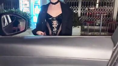 Paga prostituta 100 euro per scoparla in macchina