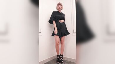 Spogliarello biondina social con belle tettone sode