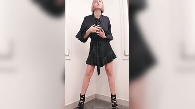 Spogliarello biondina social con belle tettone sode