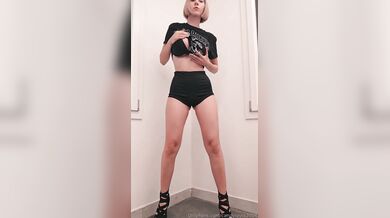 Spogliarello biondina social con belle tettone sode