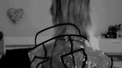 Sensuale strip italiana tatuata social