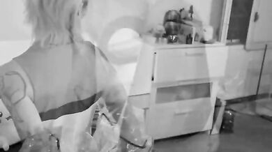 Sensuale strip italiana tatuata social