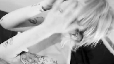 Sensuale strip italiana tatuata social