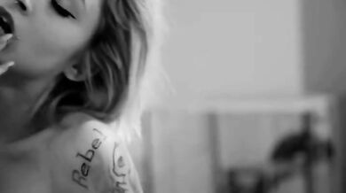 Sensuale strip italiana tatuata social