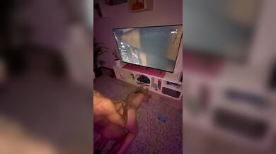 Fidanzata scopata a pecorina mentre gioco alla play