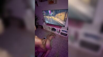 Fidanzata scopata a pecorina mentre gioco alla play