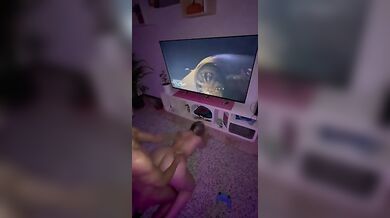 Fidanzata scopata a pecorina mentre gioco alla play