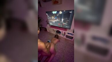 Fidanzata scopata a pecorina mentre gioco alla play