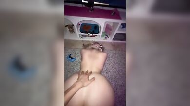 Fidanzata scopata a pecorina mentre gioco alla play