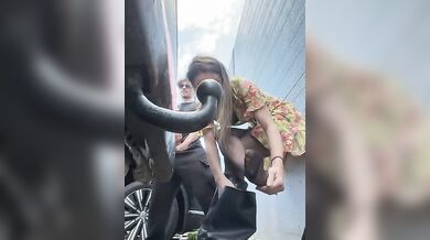 In un parcheggio a masturbarsi col fidanzato