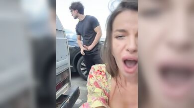 In un parcheggio a masturbarsi col fidanzato