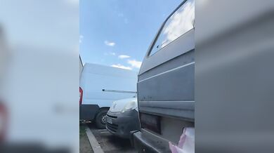 In un parcheggio a masturbarsi col fidanzato