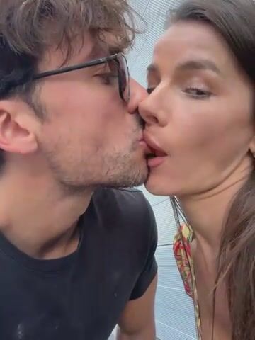 In un parcheggio a masturbarsi col fidanzato