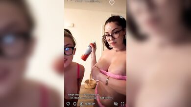 Panna montata sulle tettone in live