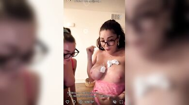 Panna montata sulle tettone in live