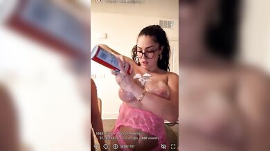 Panna montata sulle tettone in live