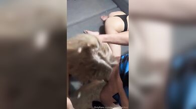 Fans fortunati si fanno spompinare il cazzo