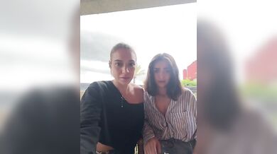 Masturba e lecca la fica dell'amica