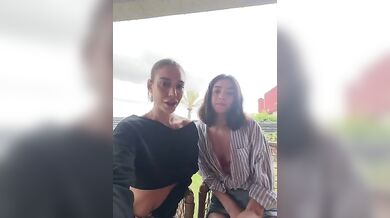 Masturba e lecca la fica dell'amica