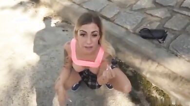 Bionda italiana accetta di scopare in cambio di soldi