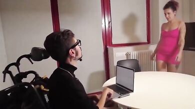 Fa un colloquio di lavoro e finisce per scopare col capo disabile