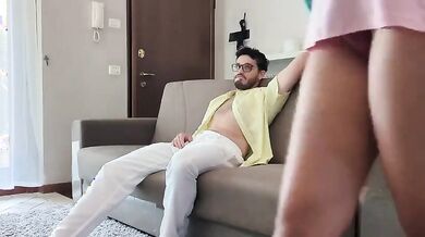 Sorellastra eccita il fratellastro che la scopa sul divano