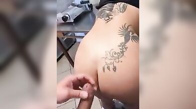 Pompino moglie tettona nella cucina del locale