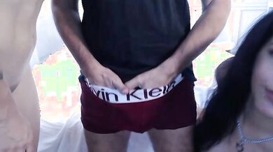 Due maiale aspettando che tiri fuori il cazzo per spompinarlo