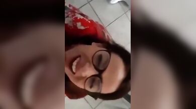 Vieni qui e prenditi in faccia la sborra - La moglie dell'amico cornuto amatoriale