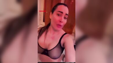 Napoletana social in reggiseno trasparente