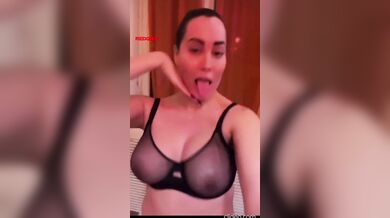 Napoletana social in reggiseno trasparente