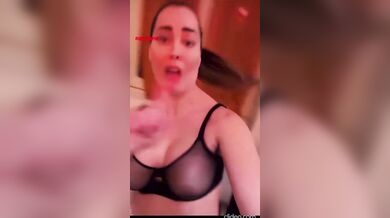 Napoletana social in reggiseno trasparente