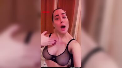 Napoletana social in reggiseno trasparente