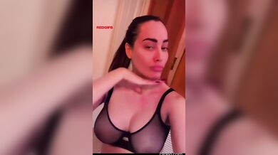 Napoletana social in reggiseno trasparente