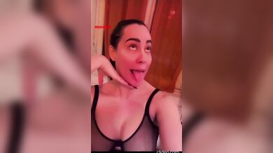 Napoletana social in reggiseno trasparente