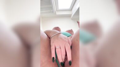 Bionda tettona si sditalina in primo piano